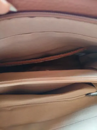 Bolso marrón con monedero y correa