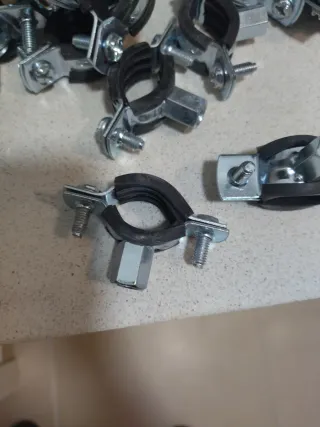 Abrazaderas acero 20-25mm lote de 22 unidades