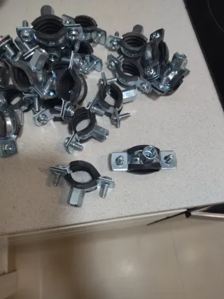 Abrazaderas acero 20-25mm lote de 22 unidades