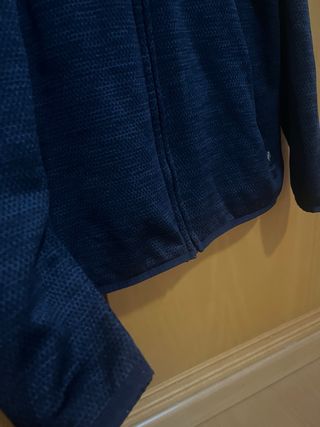 Chaqueta chándal azul con capucha