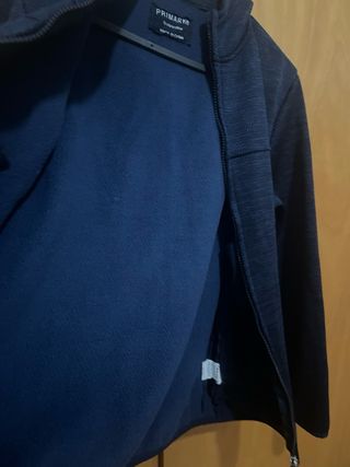 Chaqueta chándal azul con capucha