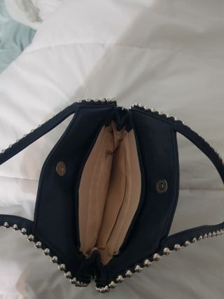 Bolso azul con tachas y monedero