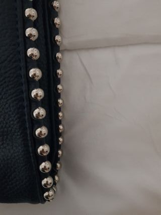 Bolso azul con tachas y monedero