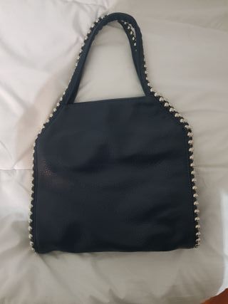 Bolso azul con tachas y monedero