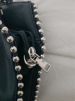 Bolso azul con tachas y monedero