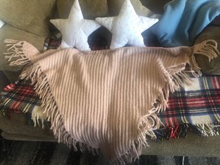 Chal de lana rosa suave con flecos