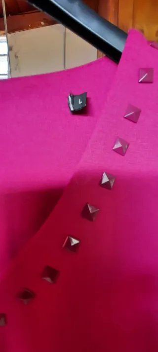 Scamiciato fucsia con borchie tg. L