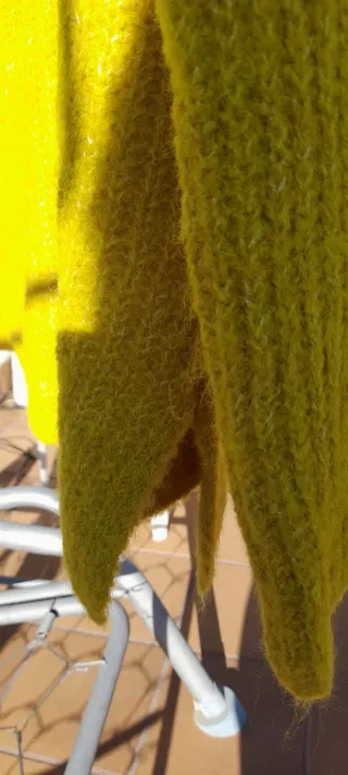 Jersey de punto amarillo mujer.