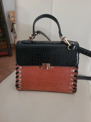 Bolso negro y marrón efecto piel. 25×20 cm
