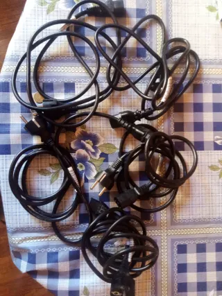 5 cables originales con 3 clavijas