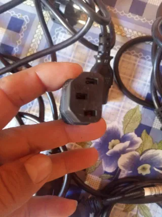 5 cables originales con 3 clavijas