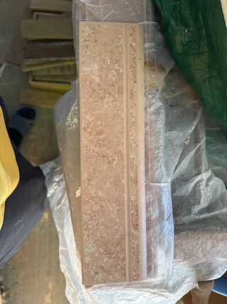 Rodapié de cerámica con diseño veteado 31,5x8