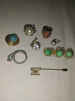 Lote Bisutería: Anillos, Pendientes y Broches