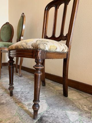 Sedia antica in legno con seduta in tessuto