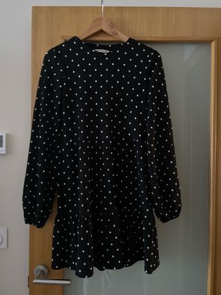 Vestido negro con lunares blancos