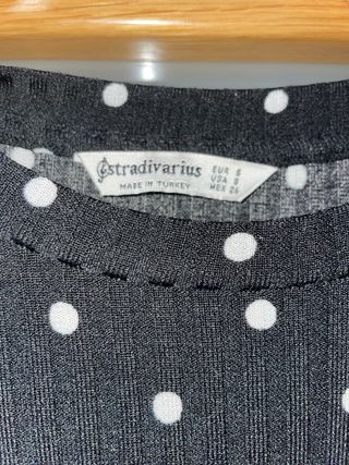 Vestido negro con lunares blancos