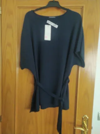 Blusa azul marino con cinturón. Y otra plidada.