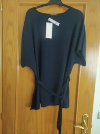 Blusa azul marino con cinturón. Y otra plidada.