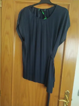 Blusa azul marino con cinturón. Y otra plidada.