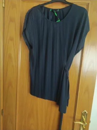 Blusa azul marino con cinturón. Y otra plidada.