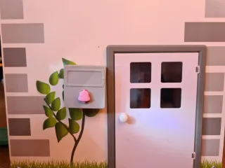 Casa de muñecas de madera con muebles y muñecos