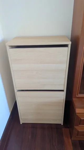 Zapatero de madera color beige y marrón