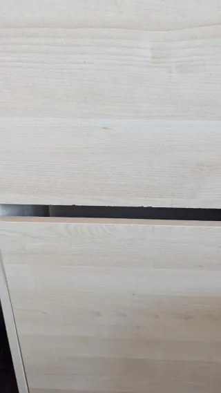 Zapatero de madera color beige y marrón