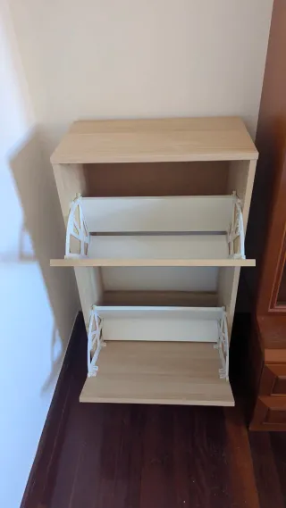 Zapatero de madera color beige y marrón