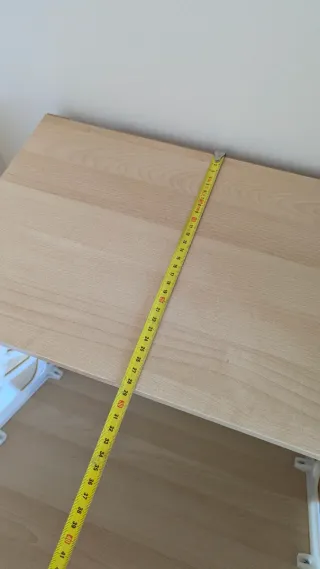 Zapatero de madera color beige y marrón