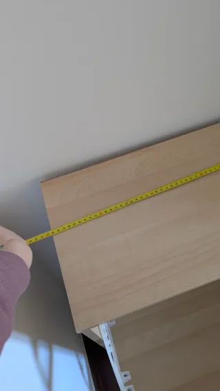 Zapatero de madera color beige y marrón