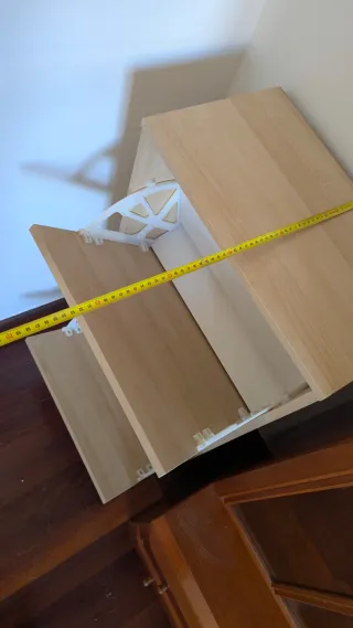 Zapatero de madera color beige y marrón