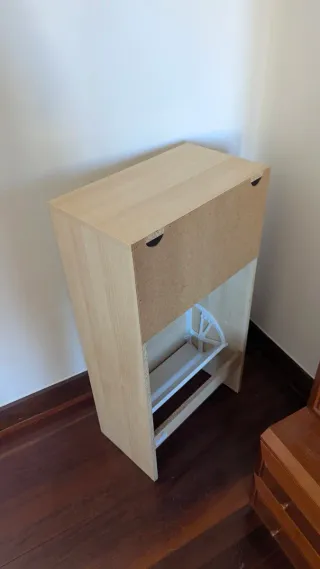 Zapatero de madera color beige y marrón