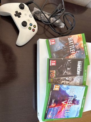 Xbox One X Blanca 1TB + Mando + 3 Juegos
