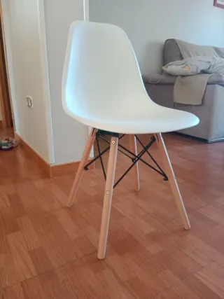 4 sillas blancas y madera