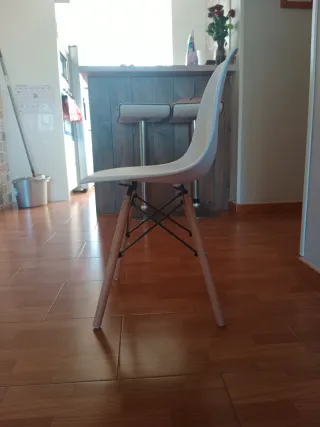 4 sillas blancas y madera