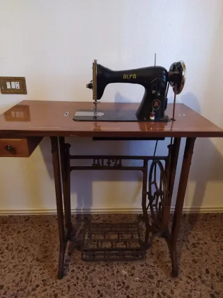 Máquina de Coser Antigua Alfa.