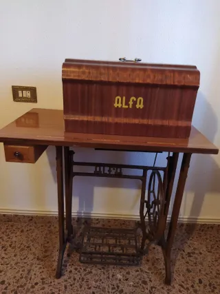 Máquina de Coser Antigua Alfa.