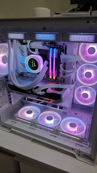 PC Gaming Ryzen 9 9950X3D RX 9070 XT ICE GIGABYTE