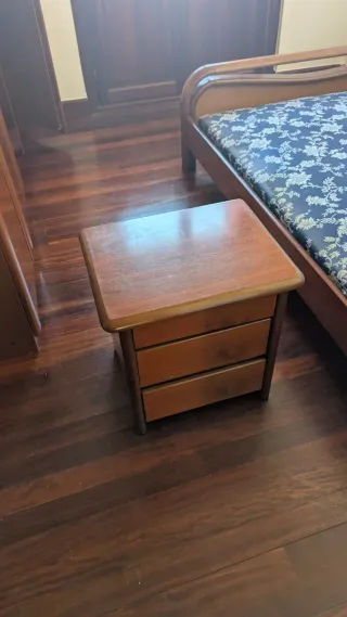 Mesita de noche de madera