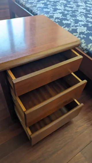 Mesita de noche de madera