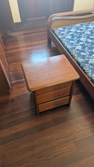 Mesita de noche de madera