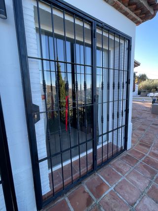 Reja de puerta de hierro forjado