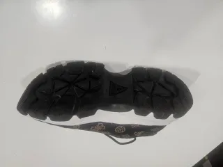 Zapatillas Guess Negras y Marrones