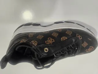 Zapatillas Guess Negras y Marrones