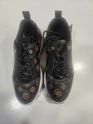 Zapatillas Guess Negras y Marrones