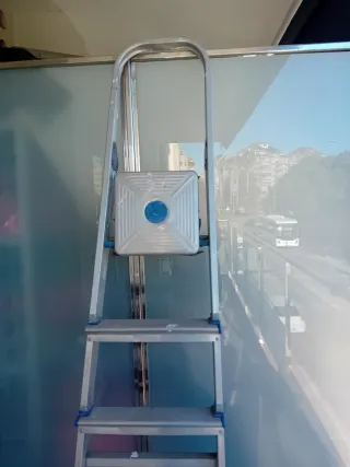 Escalera aluminio 5 peldaños + base