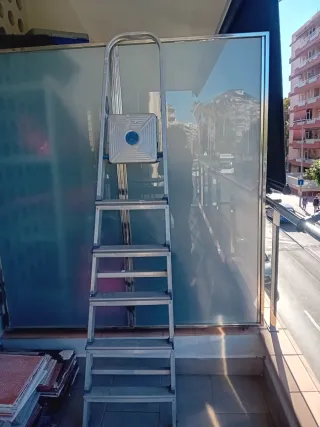 Escalera aluminio 5 peldaños + base