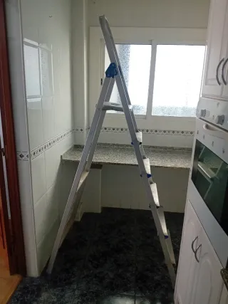 Escalera aluminio 5 peldaños + base