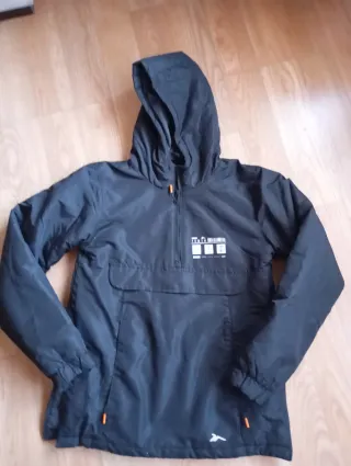 Chaqueta Negra con Capucha