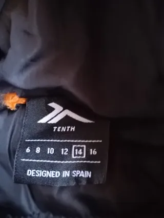 Chaqueta Negra con Capucha